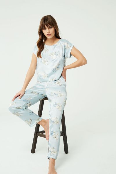 Açık Mavi Yarım Kol Çiçek Desenli Saten Pijama Takımı
